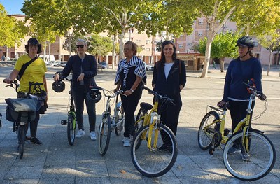 Les participants en el taller, acompanyades de la monitora de Biciclot (primera per l'esquerra)..