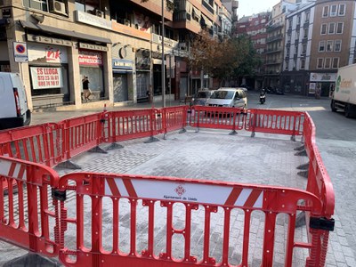 Nou paviment de llambordes de granit del pas de vianants elevat que hi ha a la plaça Mossèn Jacint Verdaguer.