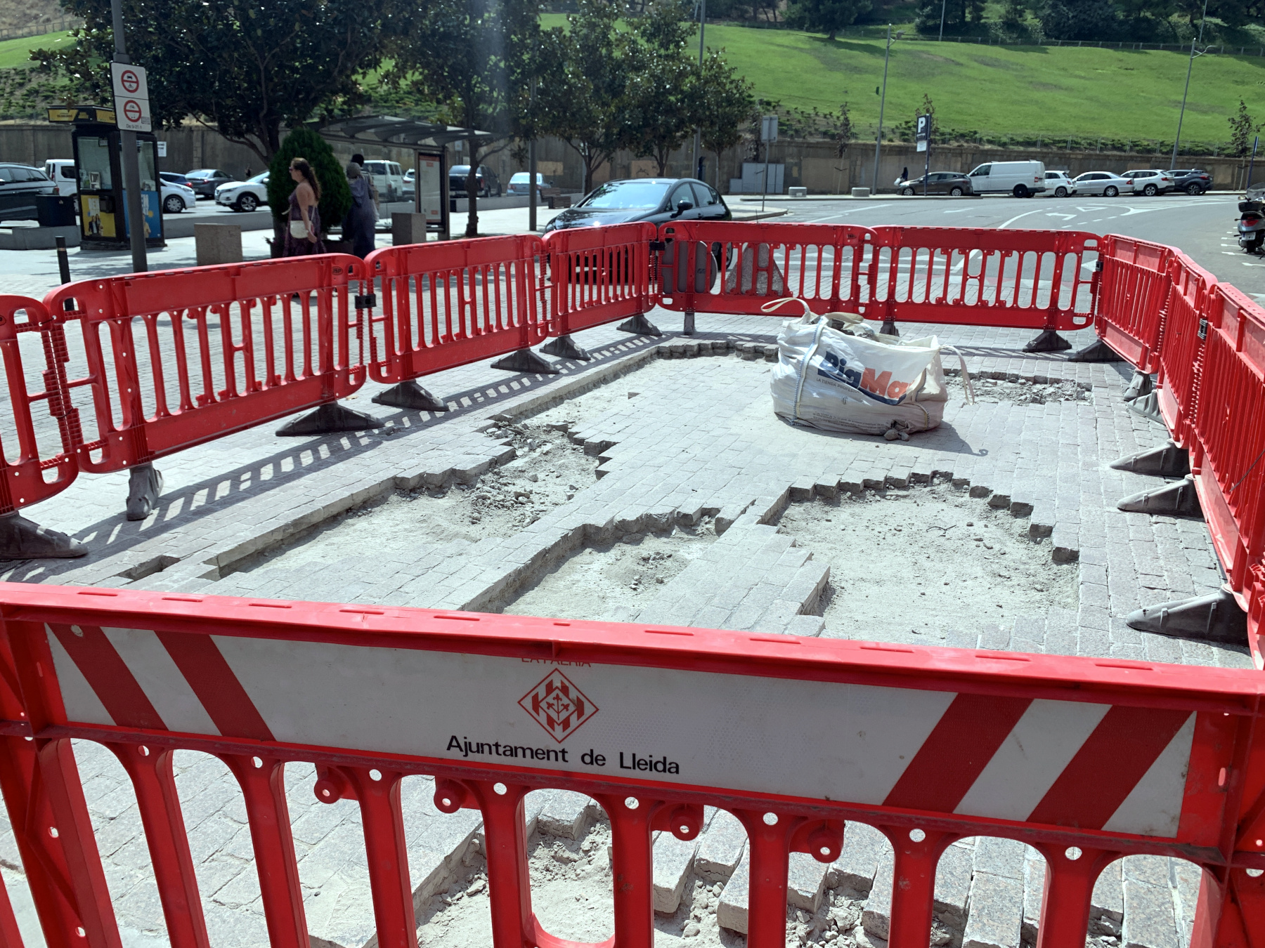 Substitució dels llambordins malmesos en el pas de vianants a l’encreuament amb el carrer Pi i Margall