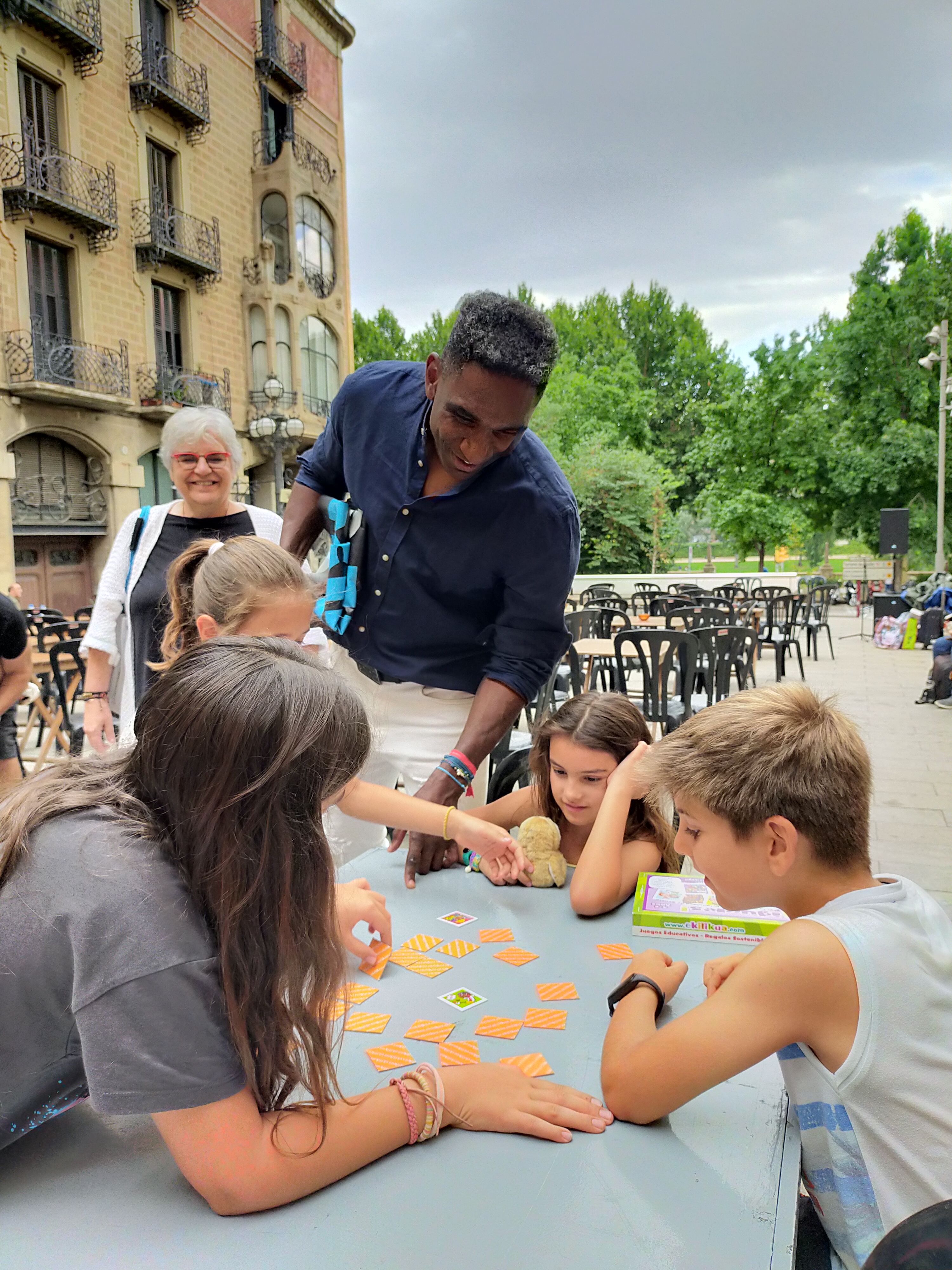 El regidor de Cooperació, Jackson Quiñónez, acompanyat de la tinenta d’alcaldia i regidora de Polítiques Feministes, Carme Valls, ha remarcat que l’edició d’enguany ha comptat amb la col·laboració de tretze entitats que treballen el feminisme a la ciutat i que defensen els drets de les dones