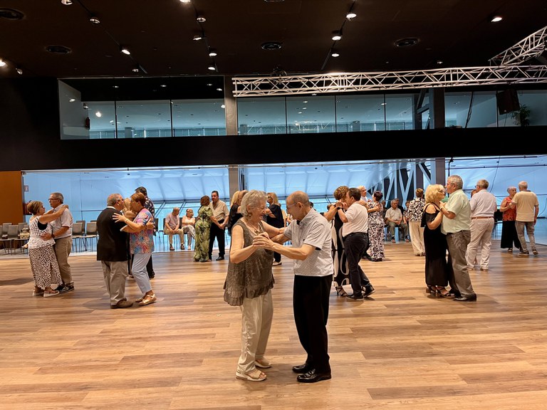 Sèniors gaudint de la nova temporada de ball a la Llotja