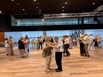 Sèniors gaudint de la nova temporada de ball a la Llotja.