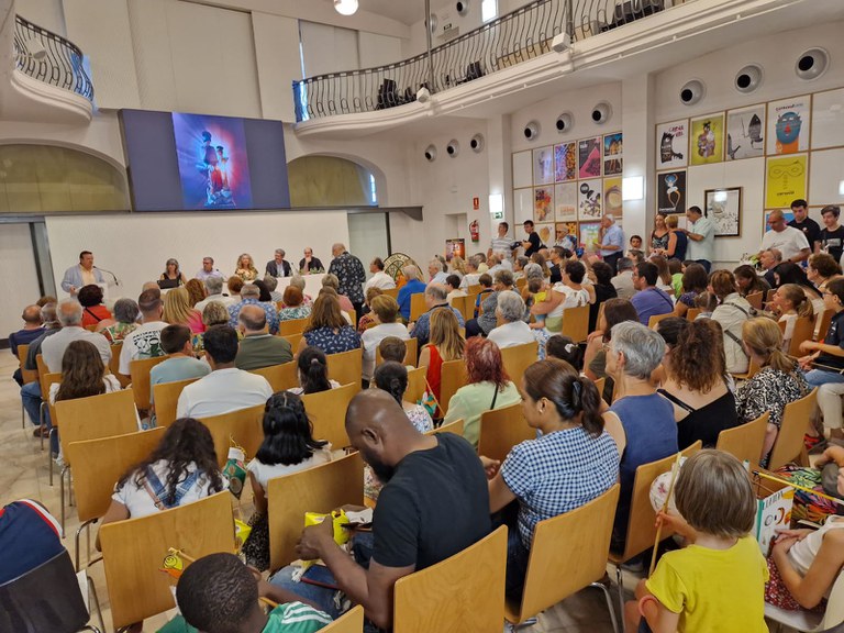 Desenes de criatures amb les seves famílies han assistit al lliurament de premis.