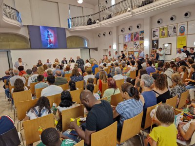 Desenes de criatures amb les seves famílies han assistit al lliurament de premis..