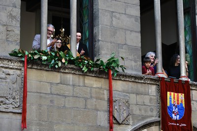 L'alcalde, Fèlix Larrosa, i la tinenta d'alcalde, Carme Valls, amb joves referents al balcó de la Paeria.