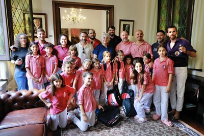 La tinenta d'alcalde, Carme Valls, i el regidor de Festes, Xavi Blanco, han fet entrega d'un obsequi als Castellers de Lleida i a les colles convidad….