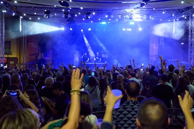 DJ Joseph i DJ Mamomo, a l'escenari de la pl. Dipòsit.