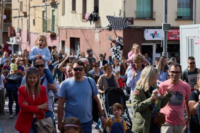 Famílies recorren el Centre Històric durant l'espectacle "Rum rum... trasto karts" de Xip Xap.