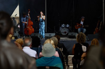 Ondina a l'escenari de la plaça Sant Joan.