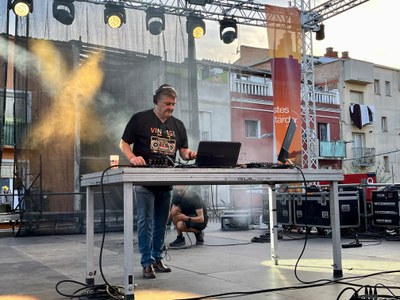 DJ Santi Roig a la plaça del Dipòsit.