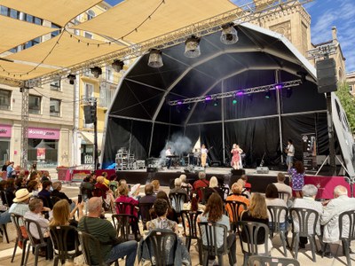 Paula Milara a l'escenari de la plaça Sant Joan.