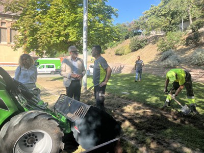 L’alcalde Larrosa i la regidora del barri, Pilar Bosch, visiten les tasques del Barri a Barri a la plaça de l'Escorxador.