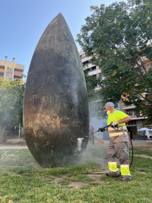 S'ha netejat l'escultura de Benet Rossell.
