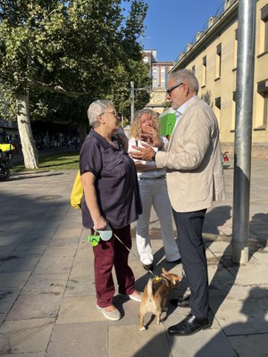 L'alcalde ha saludat els operaris i ha conversat amb veïns i veïnes.