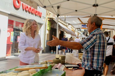 La regidora Bosch també ha saludat els paradistes del Mercat de l'Hort que participen al mercadet de l'Eix..