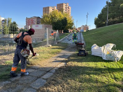 Operaris treballant a la zona de la Ronda de Sant Martí.