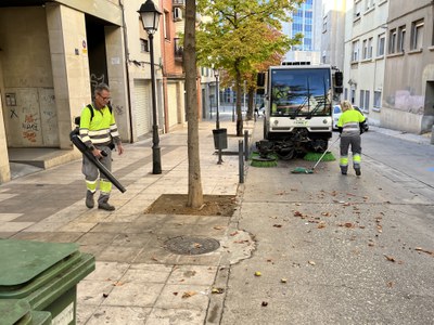 Operaris d'Ilnet netejant el carrer Jaume I.