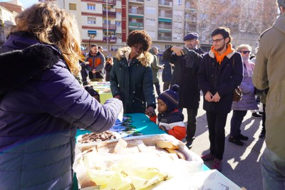 Es va repartir coca i xocolata entre els assistents a les activitats de la jornada "Al Clot, en català"