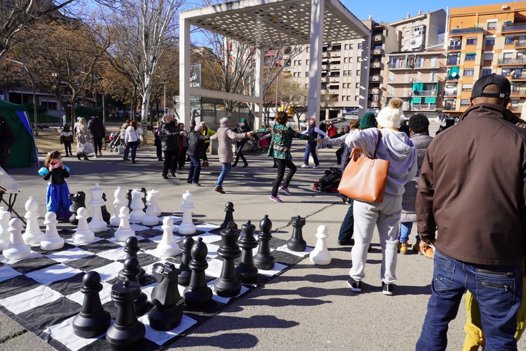 Escacs gegants situats a la plaça del Clot de les Granotes durant la jornada del CNL