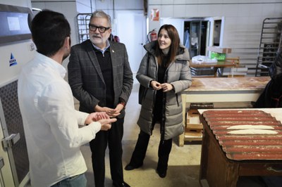 L'alcalde, Fèlix Larrosa, i la tinenta d'alcalde, Cristina Morón, amb el forner Jordi Martí, al seu obrador.