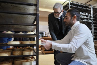 El forner Jordi Martí ha explicat a l'alcalde, Fèlix Larrosa, i la tinenta d'alcalde, Cristina Morón, com elabora els seus productes.