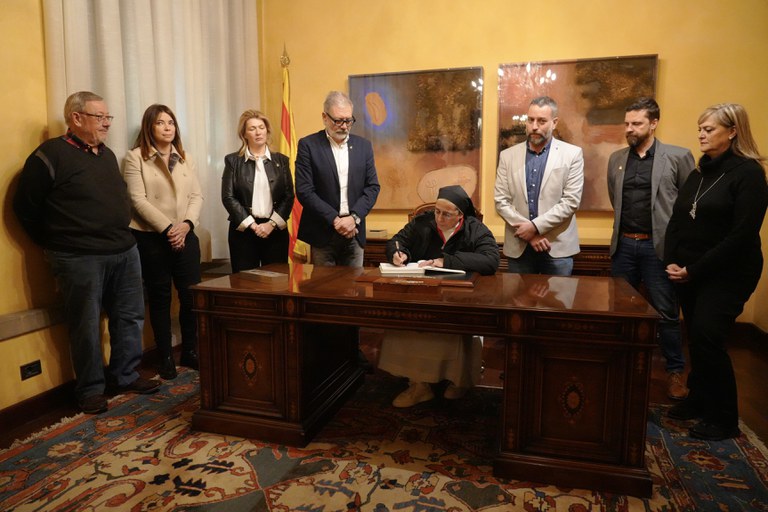 Sor Lucía ha signat al Llibre d'Honor de la Paeria