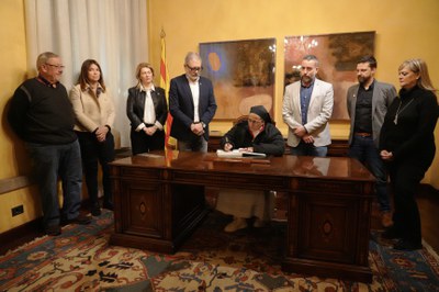 Sor Lucía ha signat al Llibre d'Honor de la Paeria.