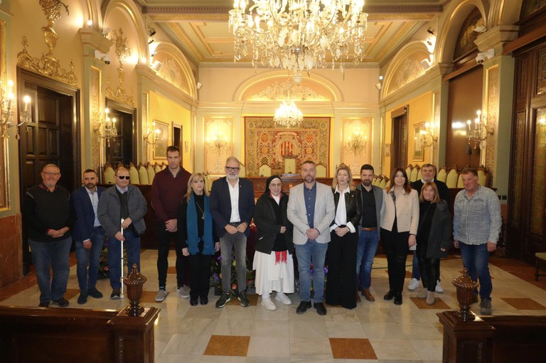 Foto de grup de l'alcalde amb els representants de l'entitat i els regidors assistents