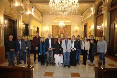 Foto de grup de l'alcalde amb els representants de l'entitat i els regidors assistents.