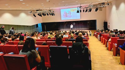 El regidor de Cooperació, Jackson Quiñónez, ha presentat aquesta primera sessió, que vol transmetre els valors de les famílies diverses, l’estima per la natura, el respecte cap als altres i cap al món on vivim.