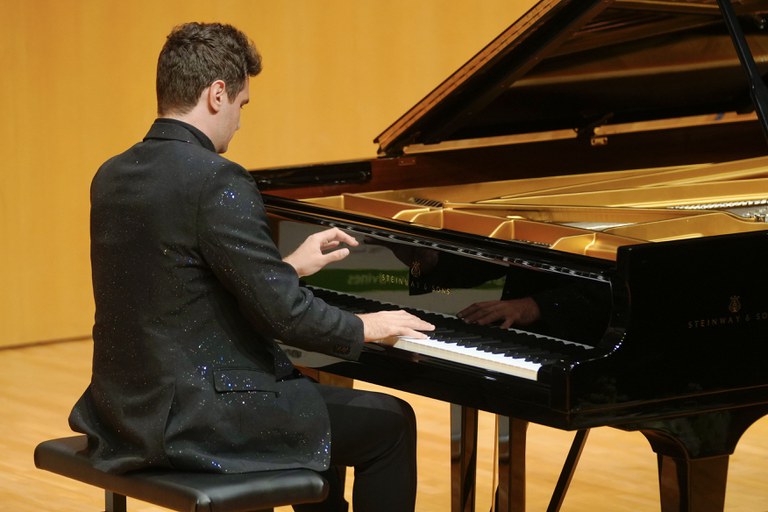 El concert ha anat a càrrec del guanyador del Segon Premi en el Concurs Internacional de Piano Ricard Viñes 2023, Artem Kuznetsov