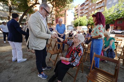 L'alcalde, Fèlix Larrosa, saluda la pregonera d'aquest any, Maria Teresa Alés, propietària de l’històric estanc del barri.