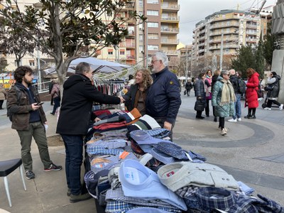 Bosch i Bellera han saludat els comerciants de les parades ubicades a la plaça Ricard Viñes.