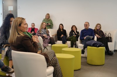 L'alcalde ha participat activament en el col·loqui amb una quarantena de dones empresàries.