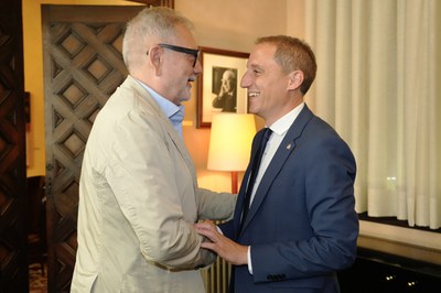 Salutació entre Larrosa i Crespín, aquest matí al Despatx Noble de la Paeria.