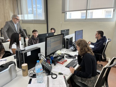 L'alcalde Larrosa conversa amb treballadors de l'empresa Plusfresc.