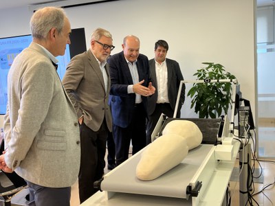 Carles Buil d'IFR explica a l'alcalde una de les seves innovacions tecnològiques pel sector càrnic.