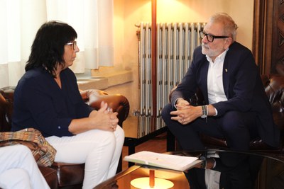 Larrosa i la presidenta de l'associació, Montse Salvatella.