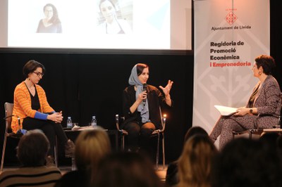Les emprenedores Anna Puigdemasa, propietària de l’empresa Rusccus, i Chaimaa Arjam, propietària d’Arenas Pastry&Brunch, a "Dones i Emprenedoria".