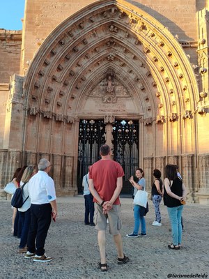 Una de les visites guiades de la Seu Vella a la Porta dels Apòstols.