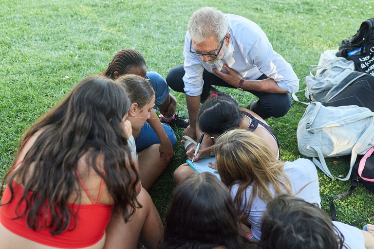 L'alcalde Larrosa, amb els i les joves que aquesta tarda han participat en l'Estiu Xoff a les piscines dels Mangraners.