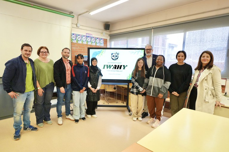 Larrosa també ha visitat les instal·lacions de l’Institut Escola Torre Queralt i ha conegut les participants al programa Technovation Girls Lleida