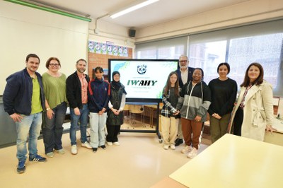 Larrosa també ha visitat les instal·lacions de l’Institut Escola Torre Queralt i ha conegut les participants al programa Technovation Girls Lleida.