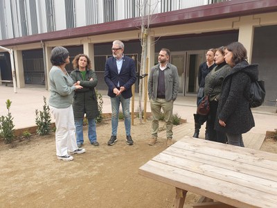 L'alcalde de Lleida ha aprofitat per visitar el pati d'aquest centre educatiu, que recentment ha estrenat la renaturalització d'aquest espai.