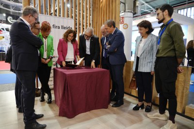 Signatura de la consellera Vilagrà al Llibre d'Honor de Fira de Lleida..
