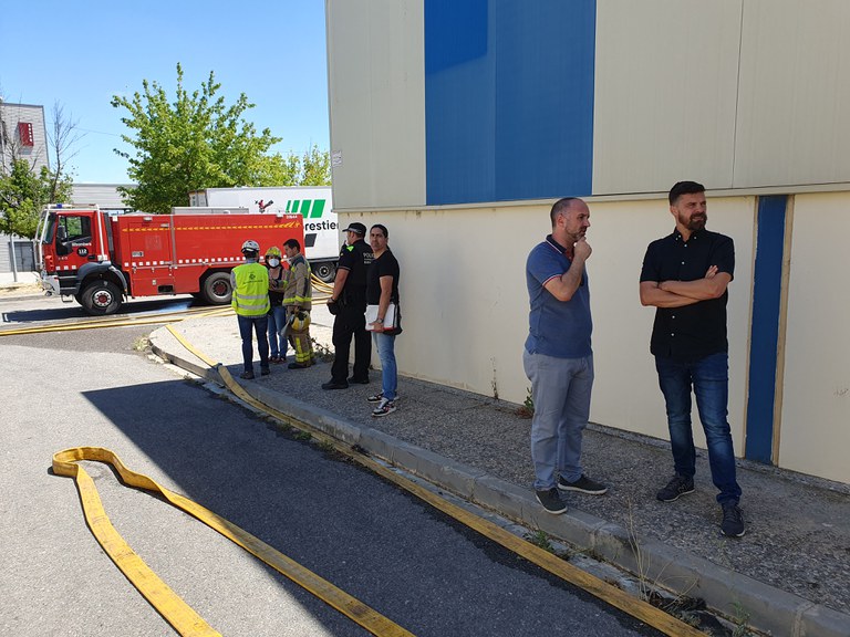 El tinent d'alcalde, Carlos Enjuanes, observa el recinte del sinistre.