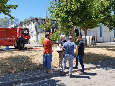 Els tinents d'alcalde Carlos Enjuanes i Carme Valls, en la zona de l'incendi..