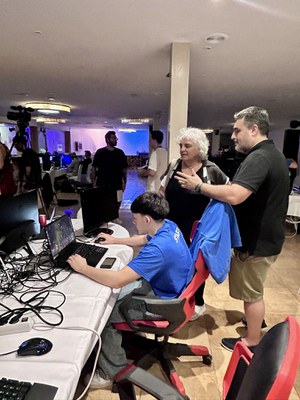 La tinenta d'alcalde, Carme Valls, a la Lan Party.
