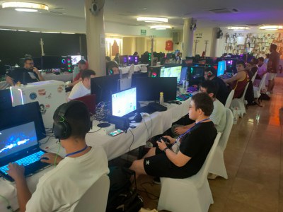 Gamers competint a la Lan Party.