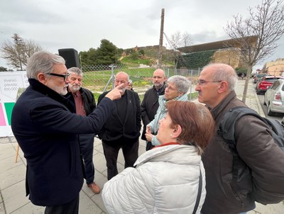 L'alcalde conversa amb representants del veïnat durant l'acte.